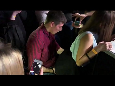 ❤️ ロシアのナイトクラブでリアルセックス。18歳のロシア人少女がナイトクラブで肛門と膣を犯される ❌ ポルノ ❌️